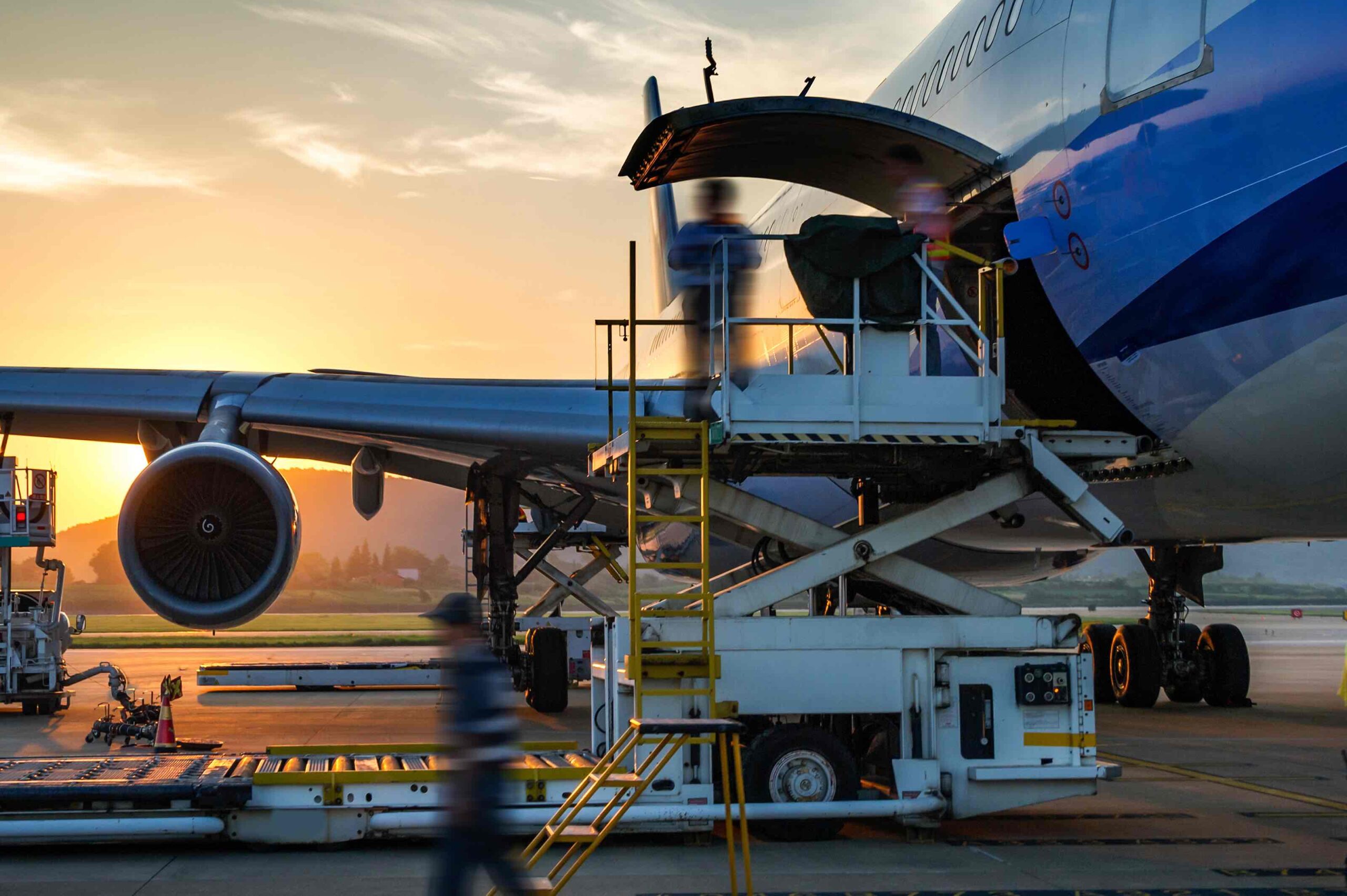 Mecanico reparando Aeronave